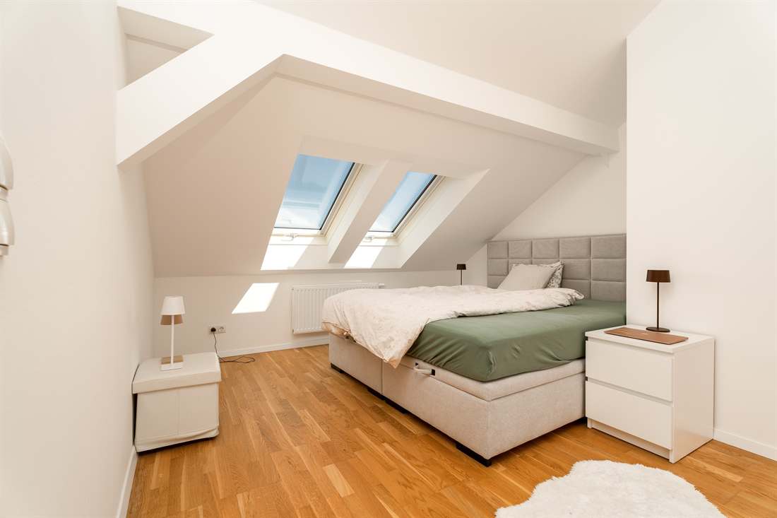 Schlafzimmer im Dachgeschoss mit Dachflächenfenstern